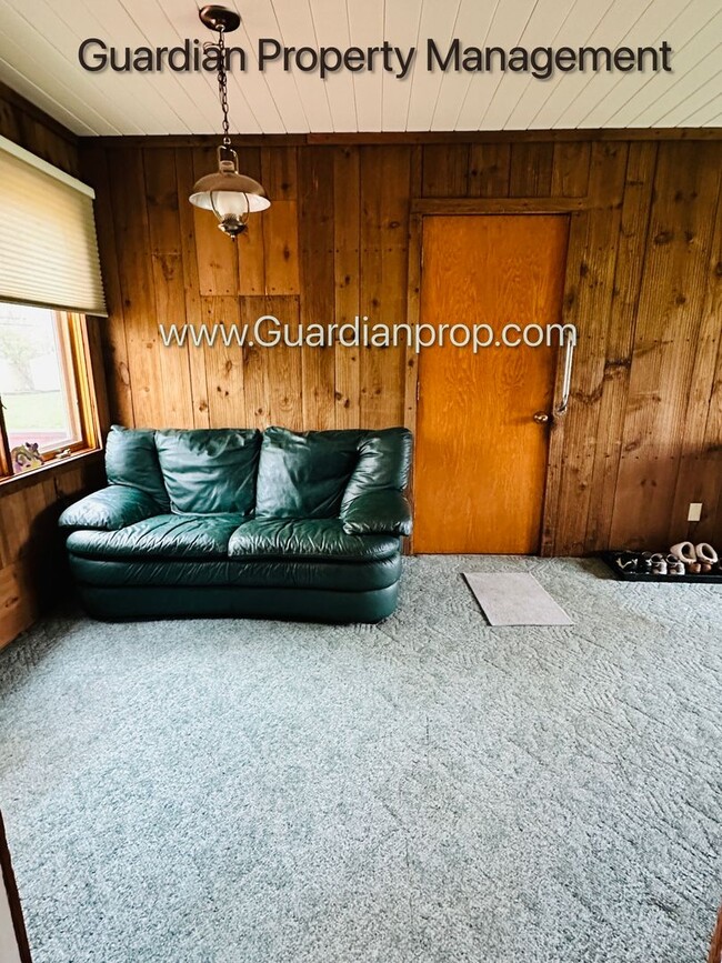 Building Photo - Edina Single Family Home, 2 Car Garage, Di...