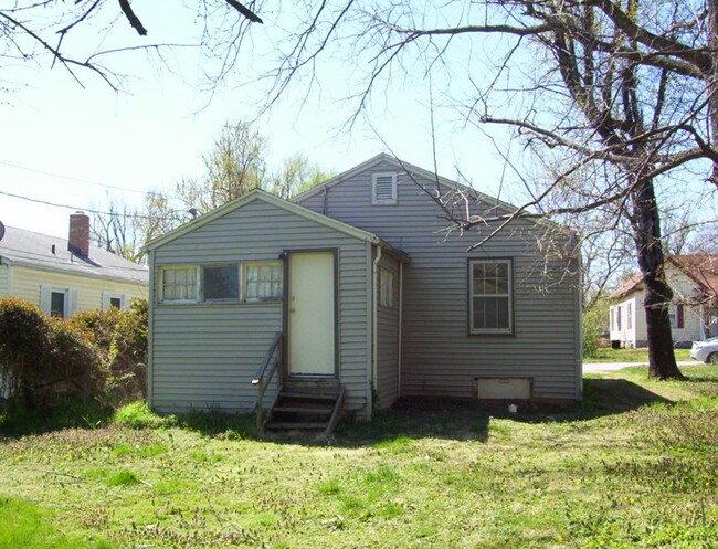 Building Photo - Cute 2 bedroom house in quiet neighborhood!