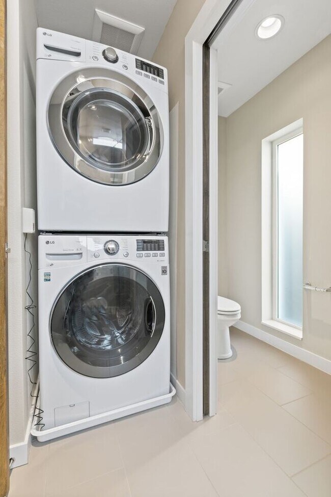 Building Photo - Trendy West Seattle Townhome w/Air Conditioning and Rooftop Deck