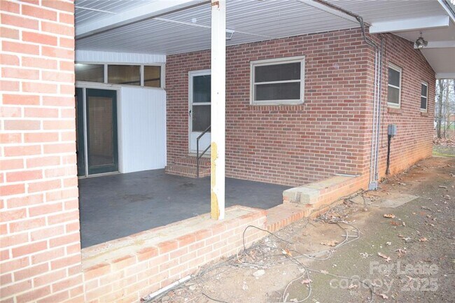 Building Photo - Charming 3 Bed 2 Bath Brick Home with Reno...