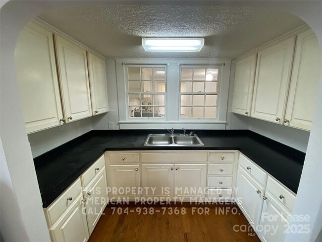 Building Photo - 605 E 10th St