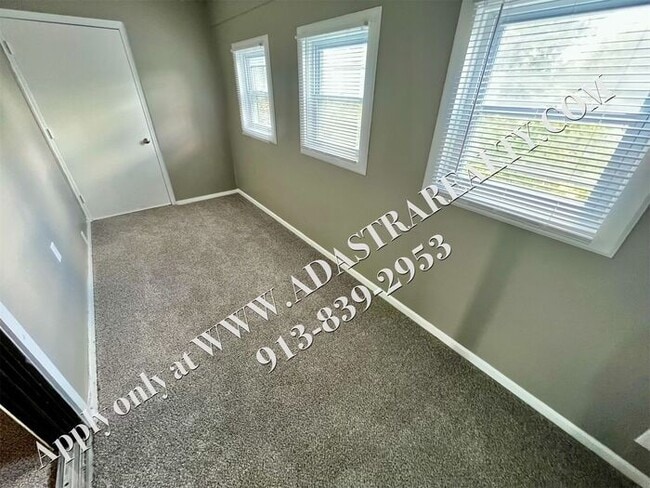 Building Photo - Updated 3 Bedroom 1 Bathroom Apartment in ...