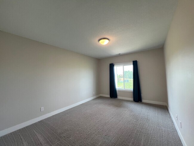 Building Photo - 460 NW Gracewood Dr