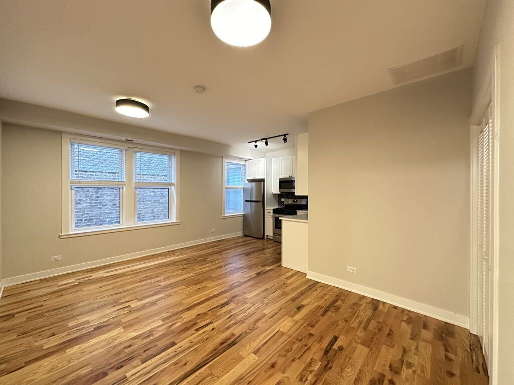 Building Photo - 643 W Wrightwood Ave