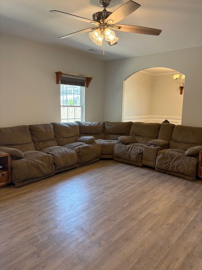 Building Photo - AVAILABLE NOW! (Pet Friendly)