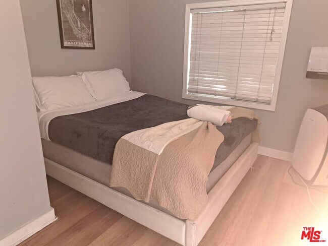 Building Photo - 137 Rexford Dr