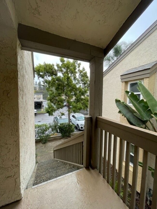 Building Photo - 2 bedroom, 2 bath top floor condo in La Jolla