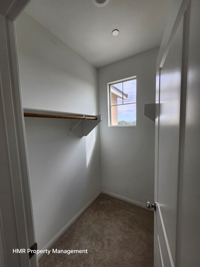 Building Photo - Beautiful two story 5 bedroom in ontario R...