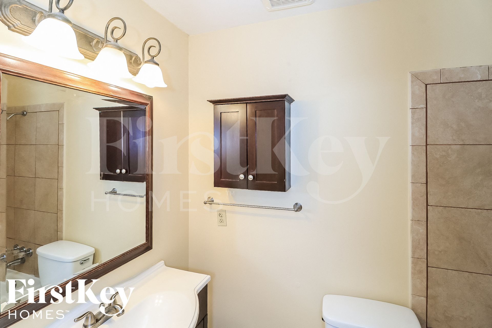 Building Photo - 2450 Rolling View Dr