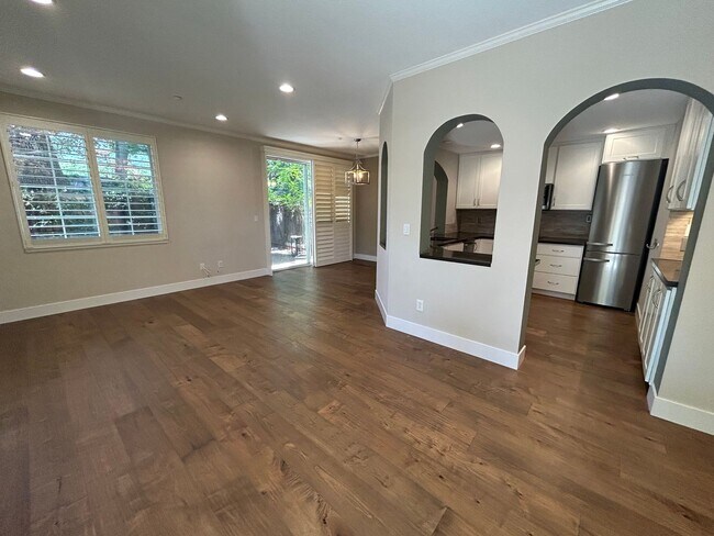 Building Photo - Beautiful 2 Bed, 2 Bath Single Story Condo...