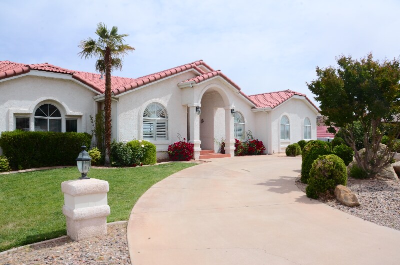 Building Photo - 1087 E Fort Pierce Dr