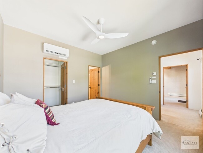 Building Photo - Beautifully Done Custom Built Townhouse wi...