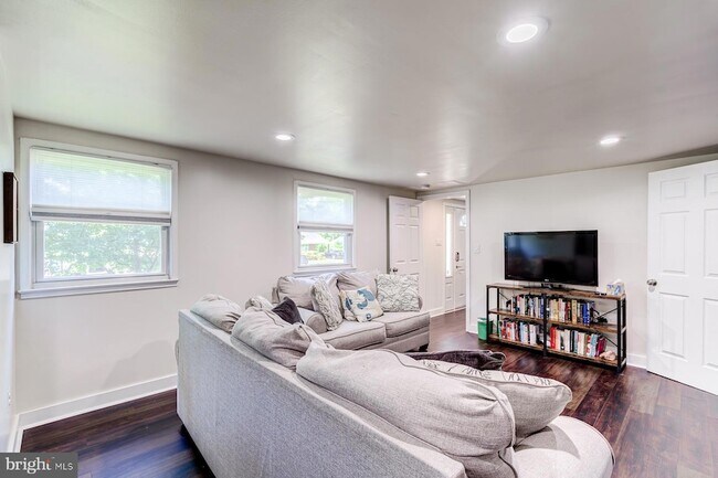 Building Photo - 7806 Jansen Dr