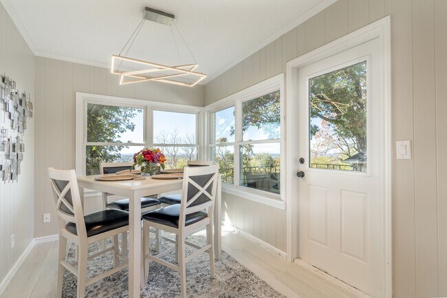 Building Photo - WHAT A VIEW!!! FULLY FURNISHED 5 BEDROOM & 4 BATH ON TOP OF MOUNT SEQUOYAH!!!