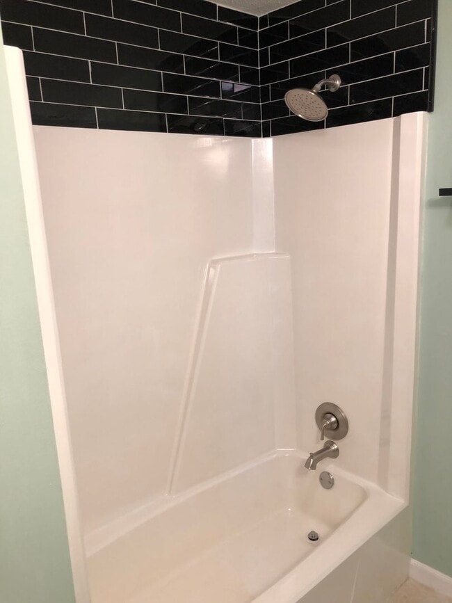 Building Photo - SPACIOUS THREE BEDROOM, TWO BATH HOME