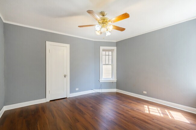 Building Photo - 1133 E 81st Pl