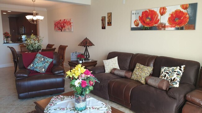 Building Photo - Stunning 3 bedroom top floor in Toscana FULLY FURNISHED