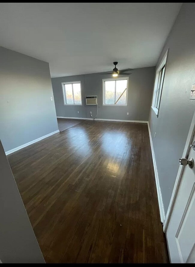 Building Photo - 727 Silver St