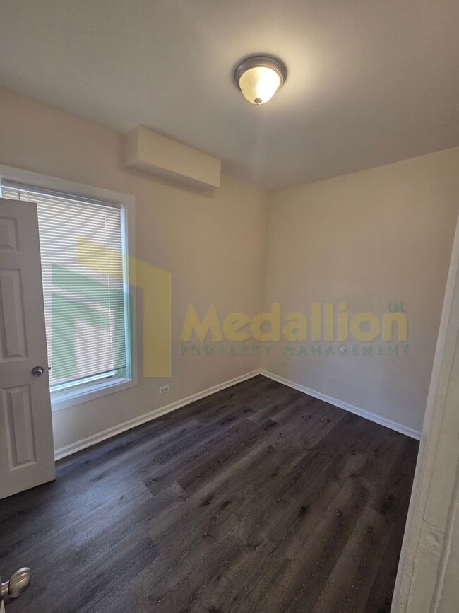 Building Photo - Spacious 3-Bedroom Home with Modern Update...
