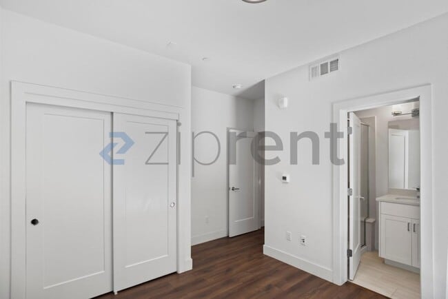 Building Photo - Unit