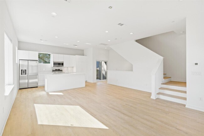 Building Photo - Modern 2-Bed Townhome with Attached Garage & Private Balcony in Gated Dallas Community