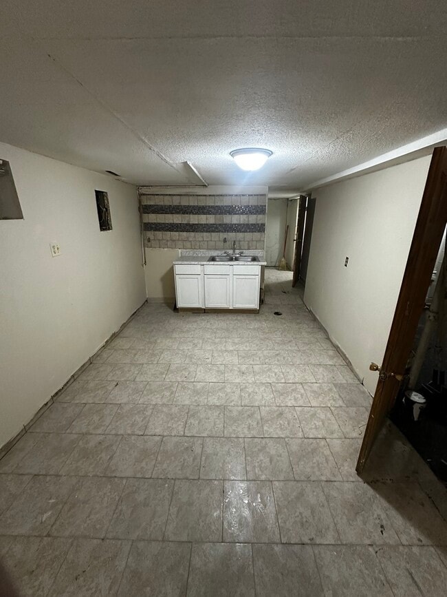 Building Photo - 435 S Poplar Ave