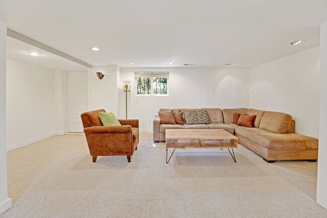 Building Photo - Phenomenal QA Home!