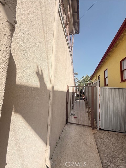 Building Photo - 2431 W Beverly Blvd