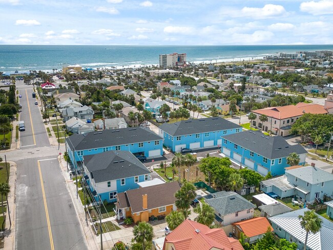 Primary Photo - Stunning 3 Bedroom 2.5 Bath Beachside Town...