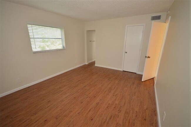 Building Photo - 5100 SW 64th Ave