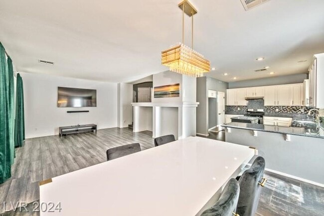 Building Photo - 4 Bedroom For Rent! Near Durango Station