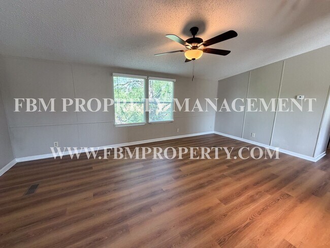 Building Photo - 135 SE County Rd 3144