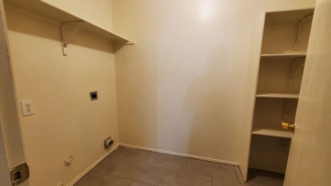 Building Photo - Spacious Four Bedroom