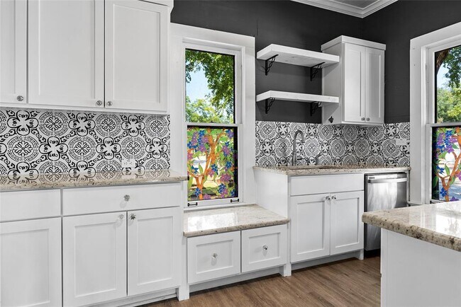 Building Photo - 108 N Ave B