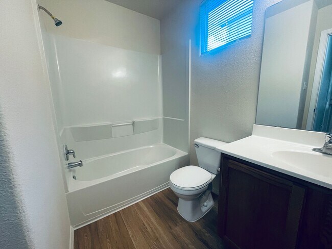 Building Photo - 4 bed 2 bath home in Huning Ranch.