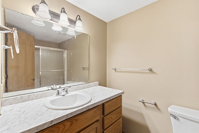 Building Photo - 2 Bed 2 Bath Apartment