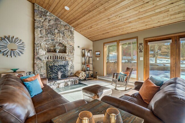 Building Photo - Stunning two-story home in Woodland Park