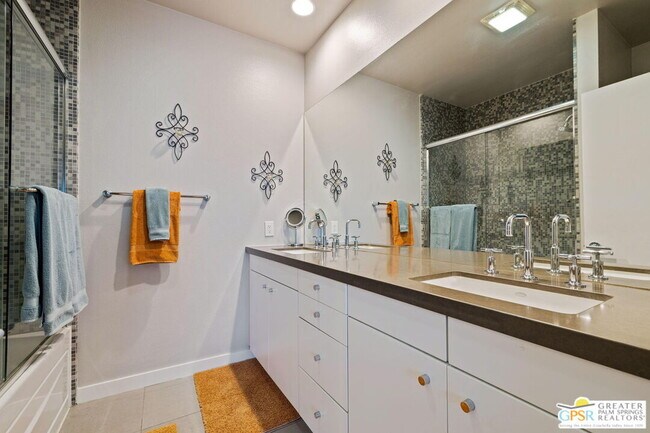 Building Photo - 930 E Palm Canyon Dr