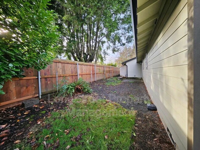 Building Photo - 5030 NE Roselawn St