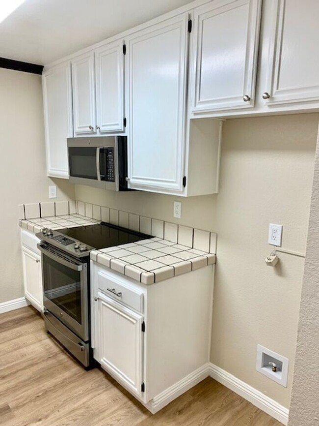 Building Photo - Beautiful 2 Bedroom 2.5 Bath Townhouse wit...