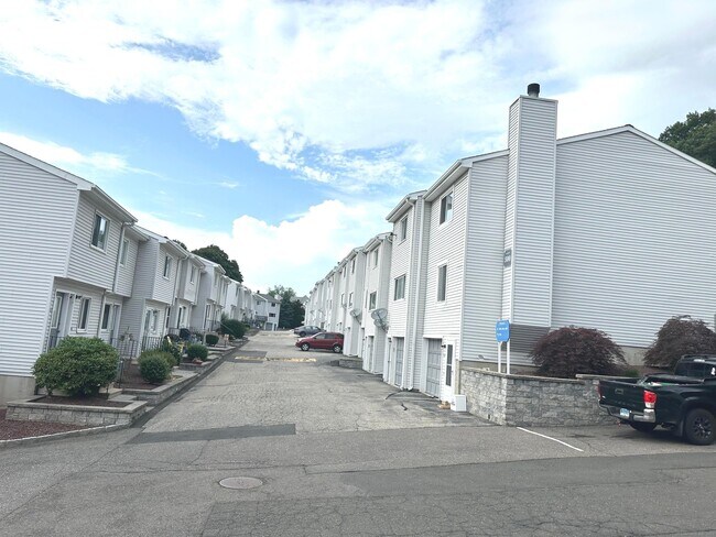 Building Photo - 273 Derby Ave