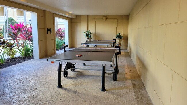 Building Photo - Seasonal/short term 3/2 renovated Ritz Carlton beauty with long water views