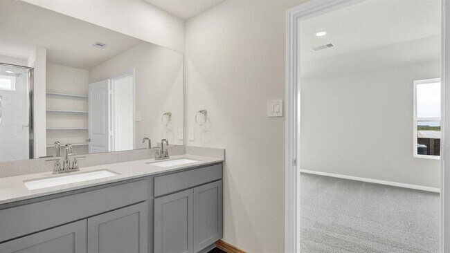 Building Photo - 332 St Thomas St