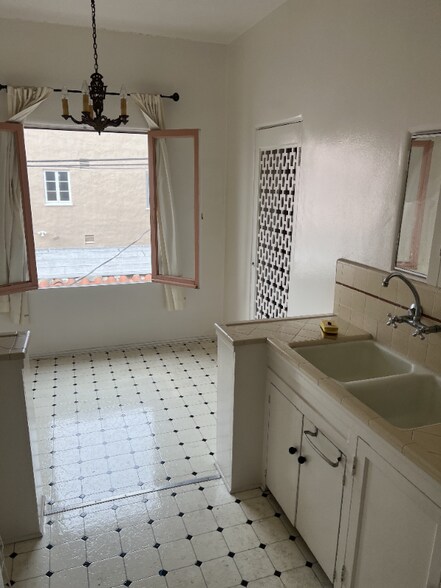 Building Photo - 419 Cloverdale Ave