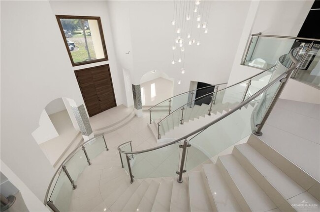 Building Photo - 45 Travis St