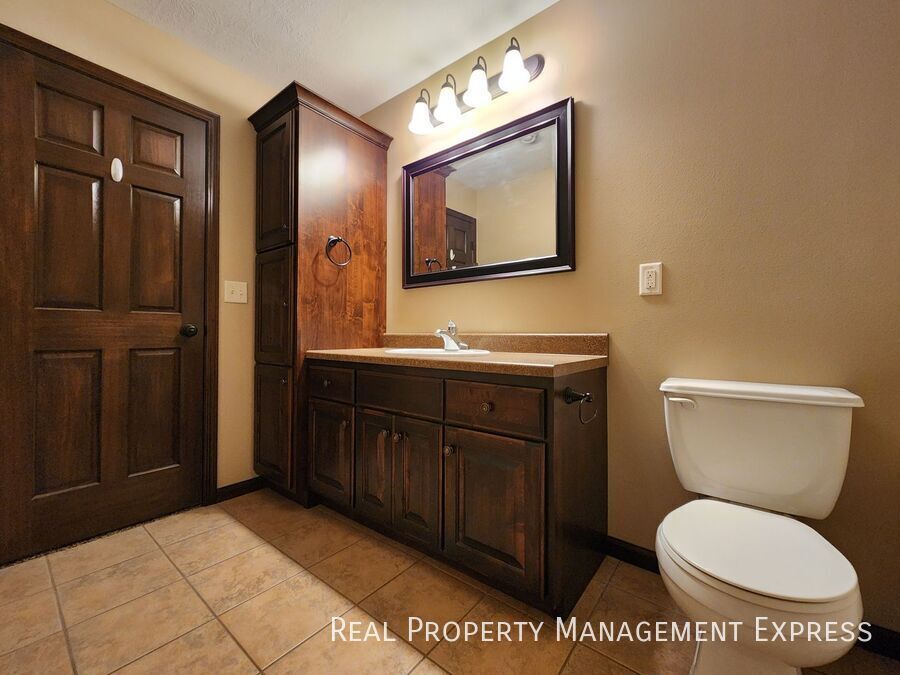 Building Photo - Modern 4 Bedroom 2 Bathroom Twin-Home in Tea