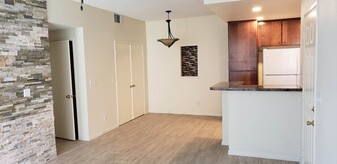Building Photo - 1200 Rodeo Dr