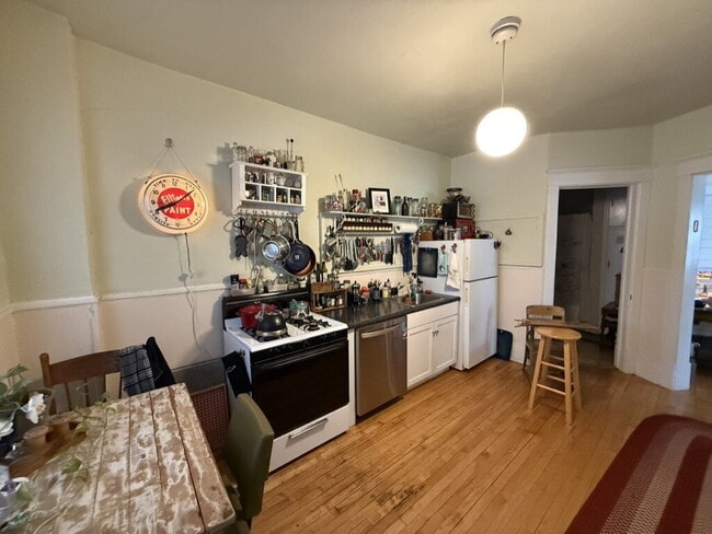 Building Photo - Private Second Floor one bedroom flat in Historic Lowry Hill - Walking distance to transit and la...