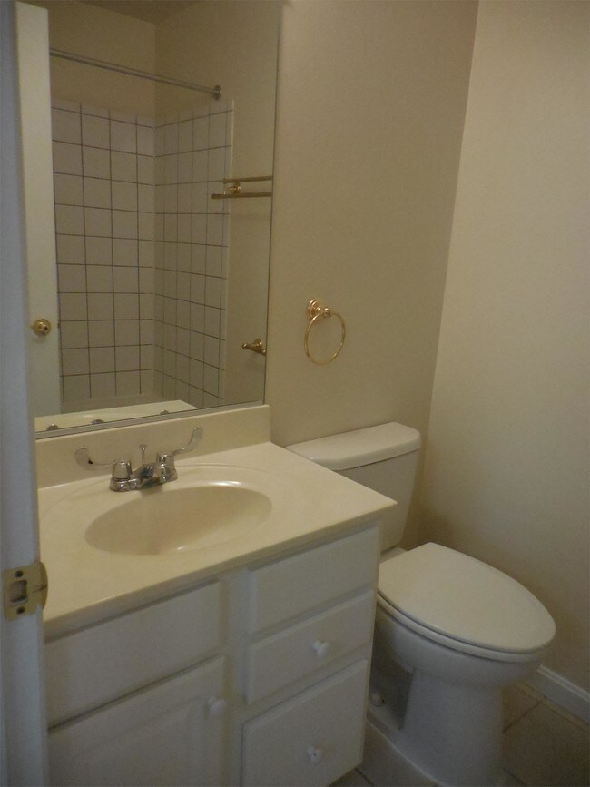 Building Photo - Concord Cove Apartments - 1122-11D