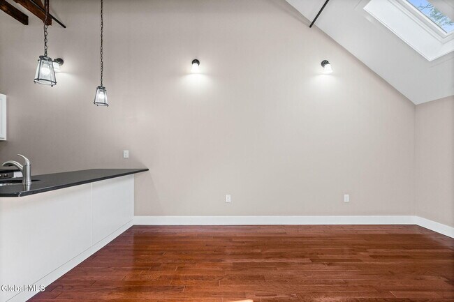 Building Photo - 521 Warren St